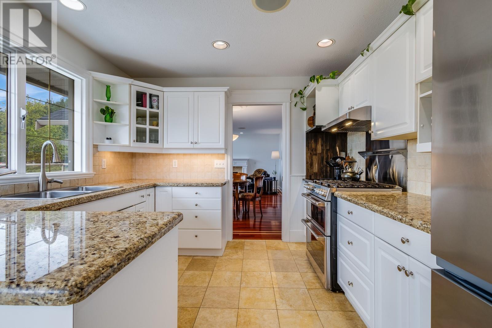 157 Magic Drive, Kelowna, British Columbia  V1V 1N2 - Photo 5 - 10336199