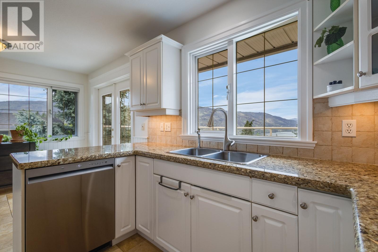 157 Magic Drive, Kelowna, British Columbia  V1V 1N2 - Photo 6 - 10336199