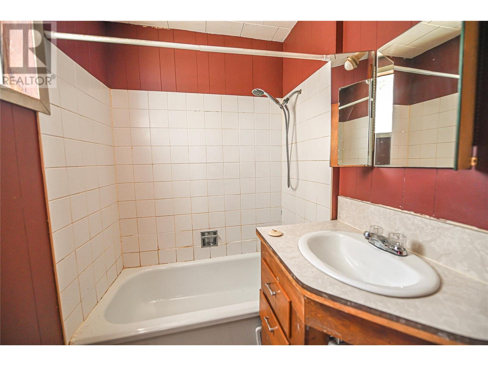 4966 Luck Avenue, Canal Flats, British Columbia  V0B 1B0 - Photo 16 - 10346432