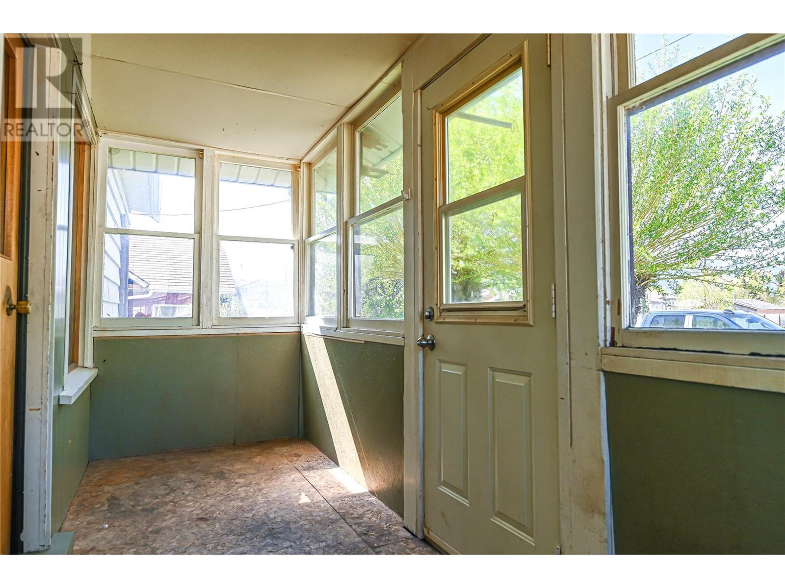 4966 Luck Avenue, Canal Flats, British Columbia  V0B 1B0 - Photo 4 - 10346432