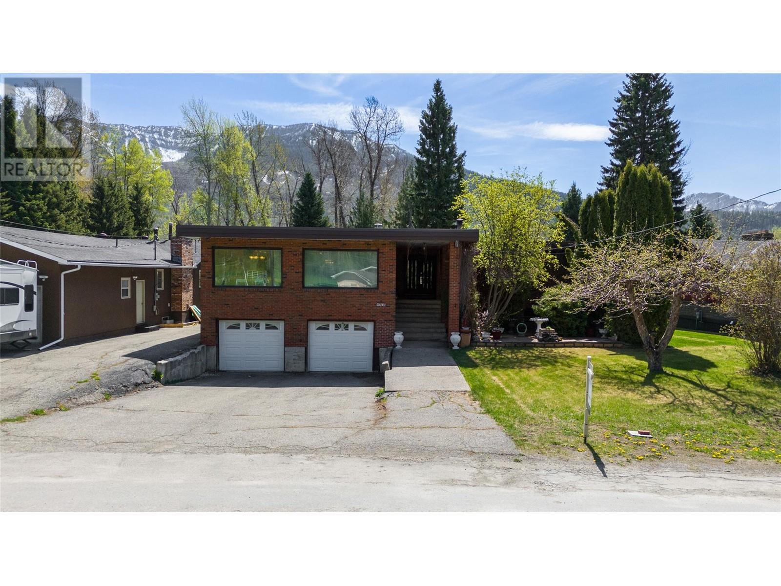 1698 Mckenzie Road, Fernie, British Columbia  V0B 1M5 - Photo 1 - 10345952