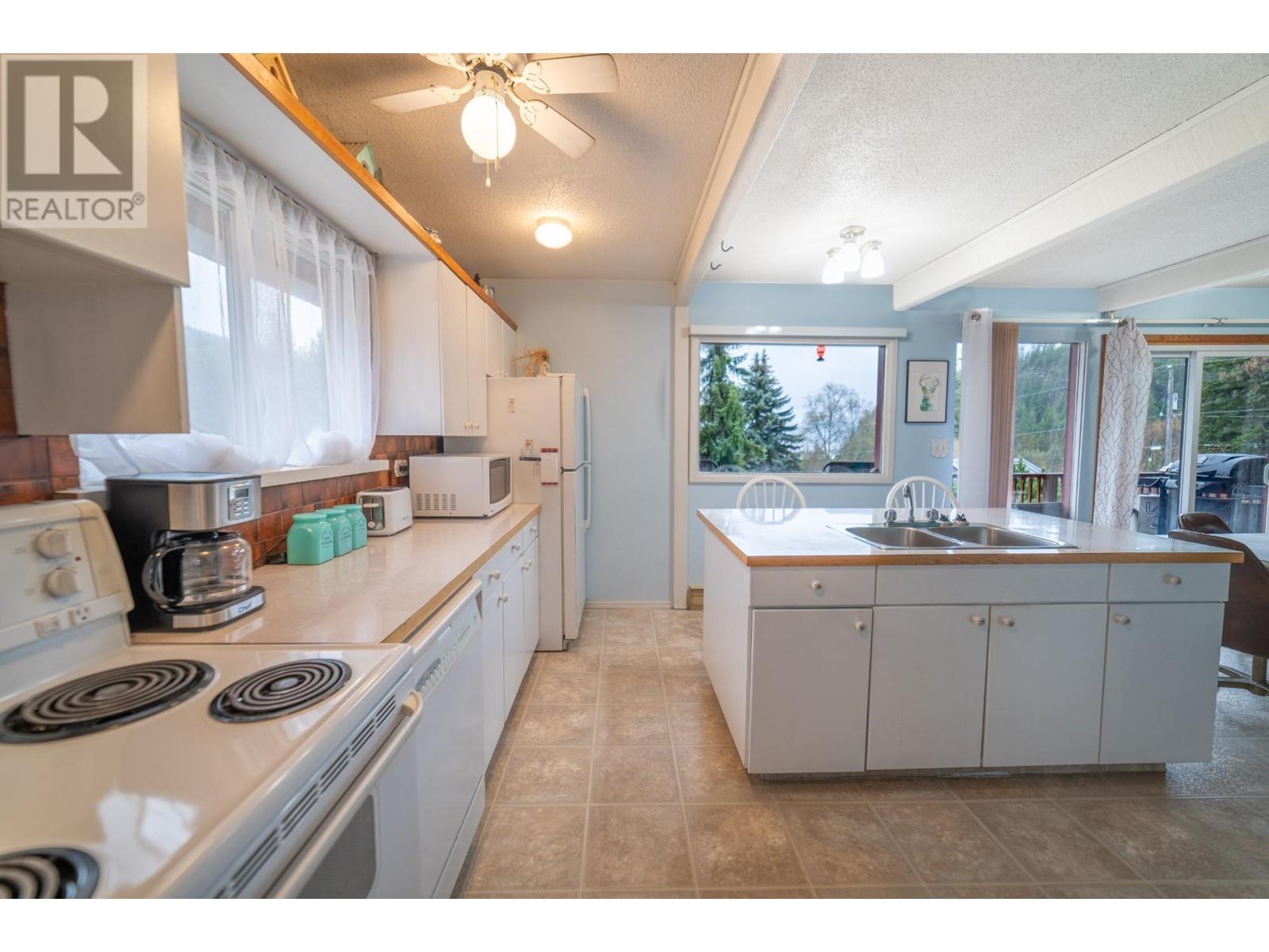 309 Fowler Street, Riondel, British Columbia  V0B 2B0 - Photo 11 - 10346751
