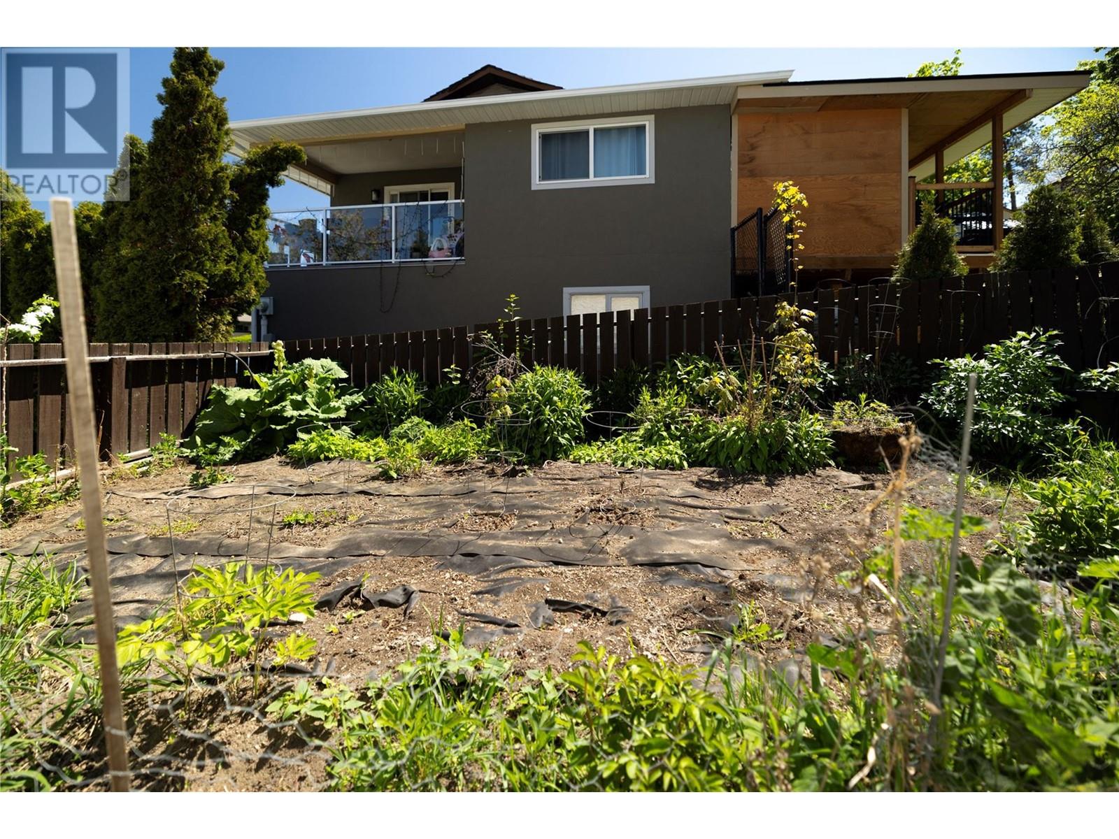 3928 15 Crescent, Vernon, British Columbia  V1T 7H4 - Photo 9 - 10346320