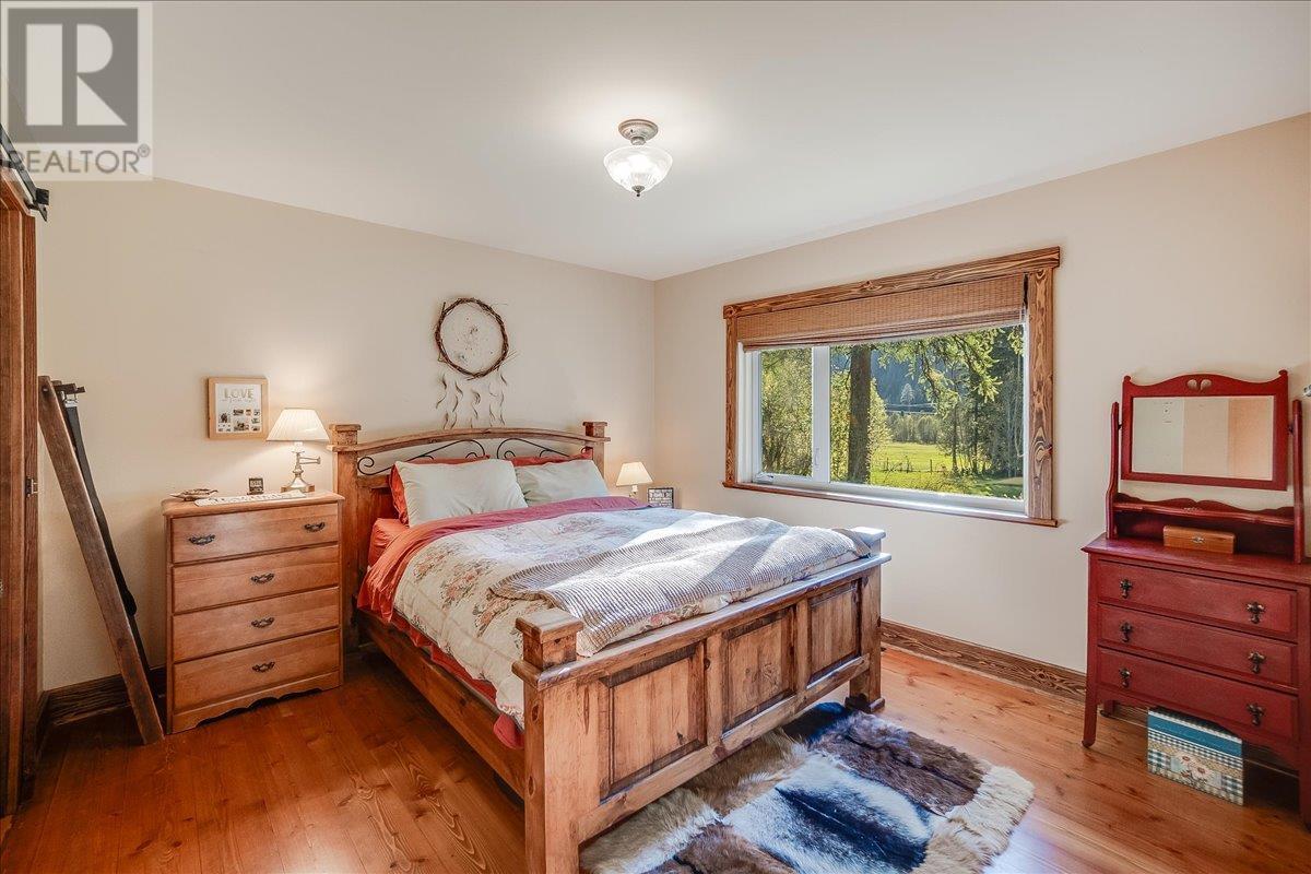 3371 Highway 3b, Fruitvale, British Columbia  V0G 1L1 - Photo 10 - 10345823