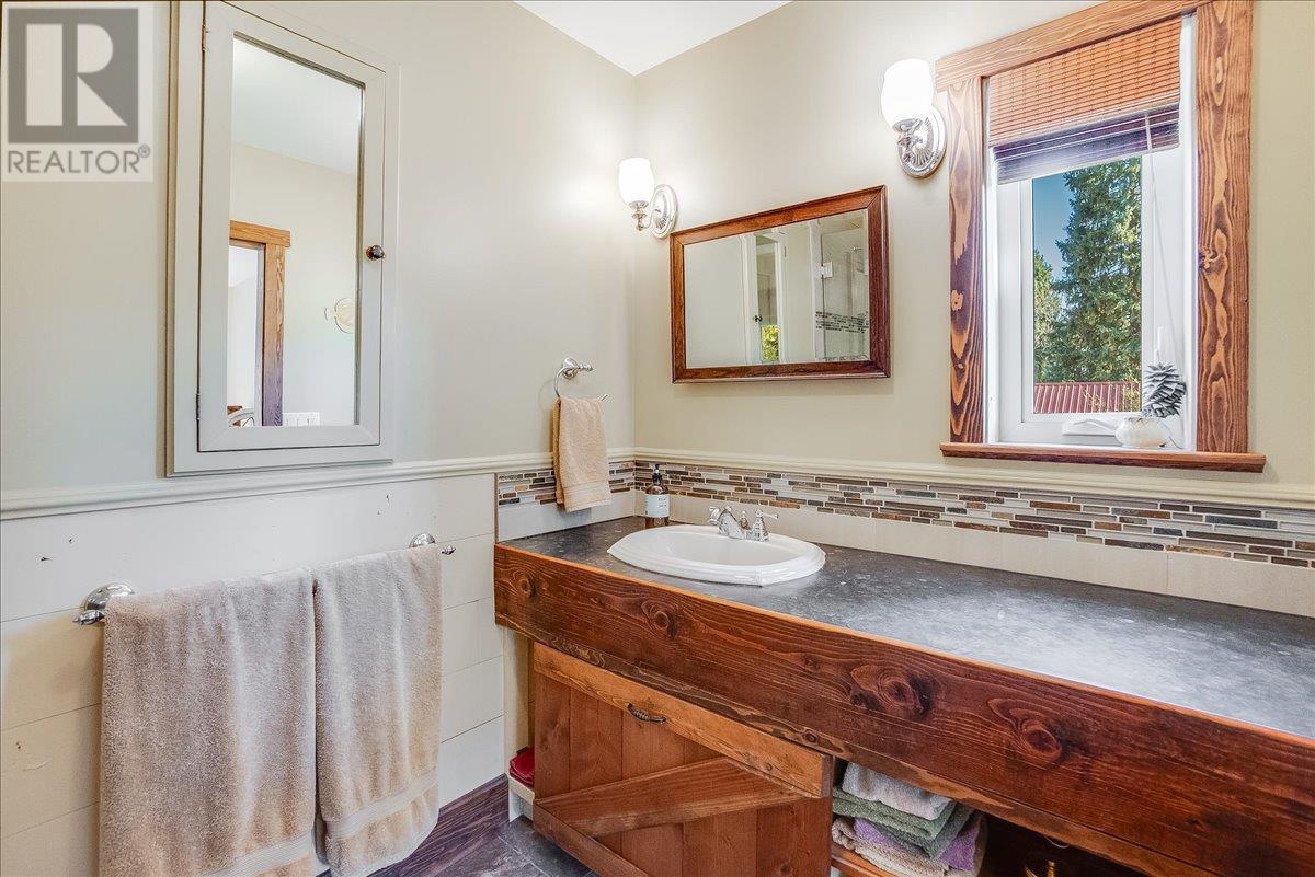 3371 Highway 3b, Fruitvale, British Columbia  V0G 1L1 - Photo 11 - 10345823