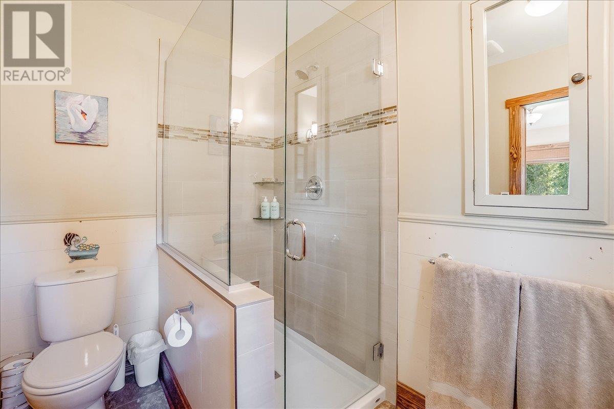 3371 Highway 3b, Fruitvale, British Columbia  V0G 1L1 - Photo 12 - 10345823