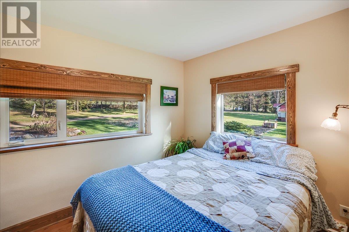 3371 Highway 3b, Fruitvale, British Columbia  V0G 1L1 - Photo 15 - 10345823