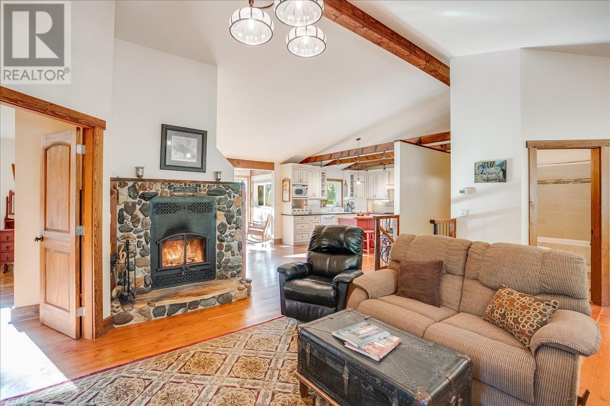 3371 Highway 3b, Fruitvale, British Columbia  V0G 1L1 - Photo 18 - 10345823