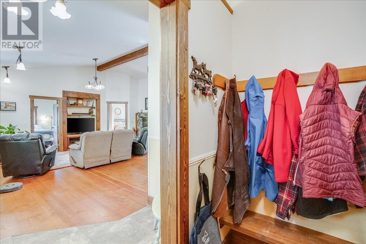3371 Highway 3b, Fruitvale, British Columbia  V0G 1L1 - Photo 23 - 10345823