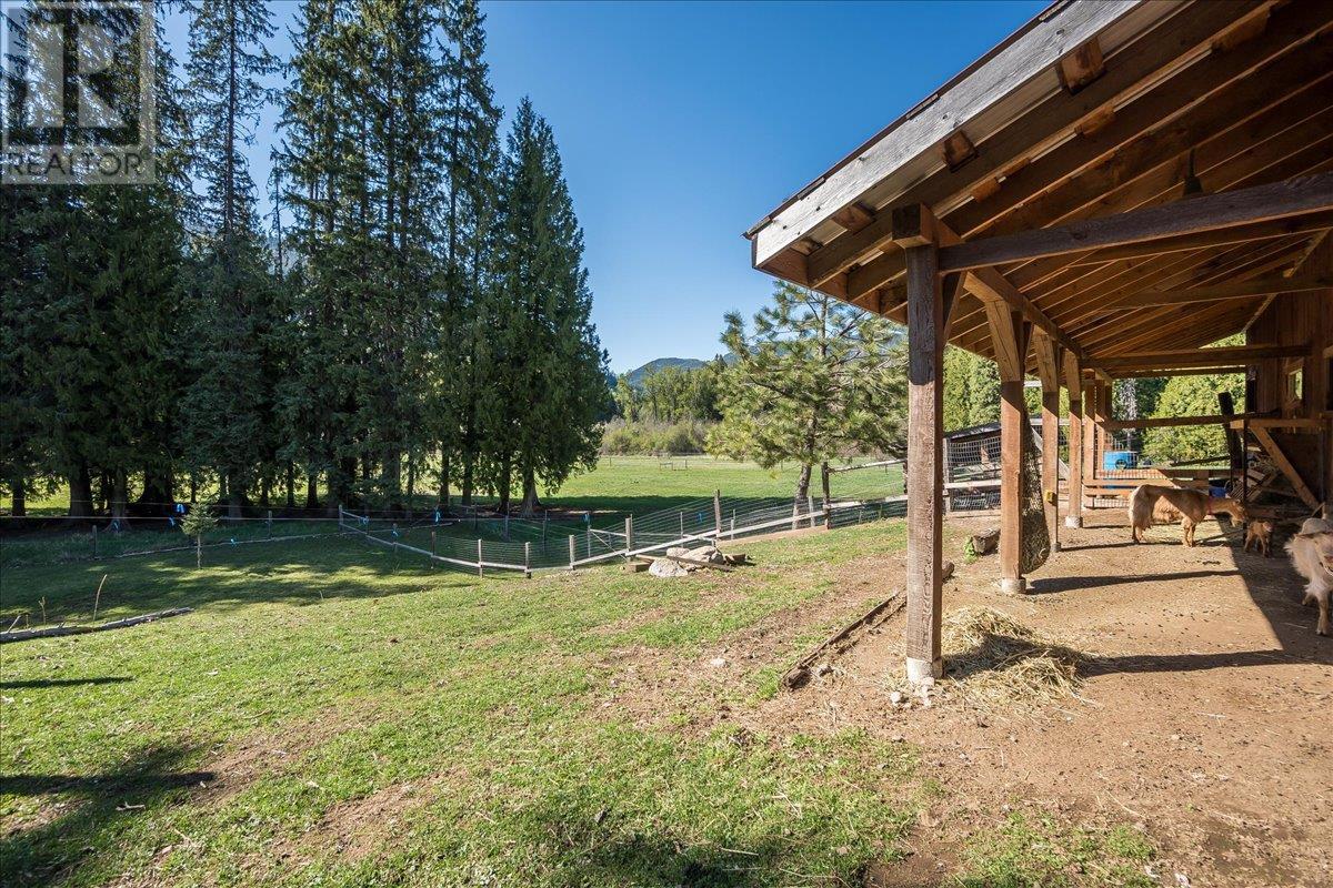 3371 Highway 3b, Fruitvale, British Columbia  V0G 1L1 - Photo 43 - 10345823