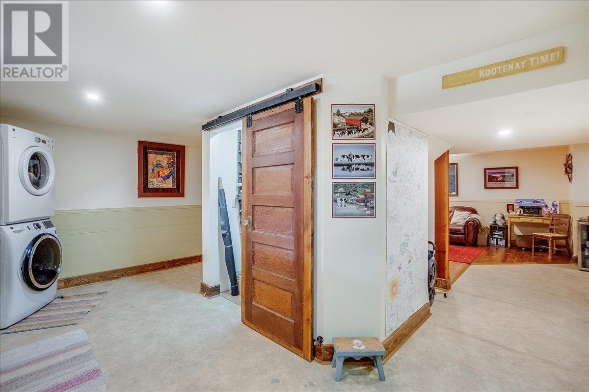 3371 Highway 3b, Fruitvale, British Columbia  V0G 1L1 - Photo 81 - 10345823