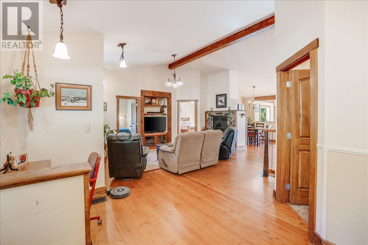 3371 Highway 3b, Fruitvale, British Columbia  V0G 1L1 - Photo 9 - 10345823
