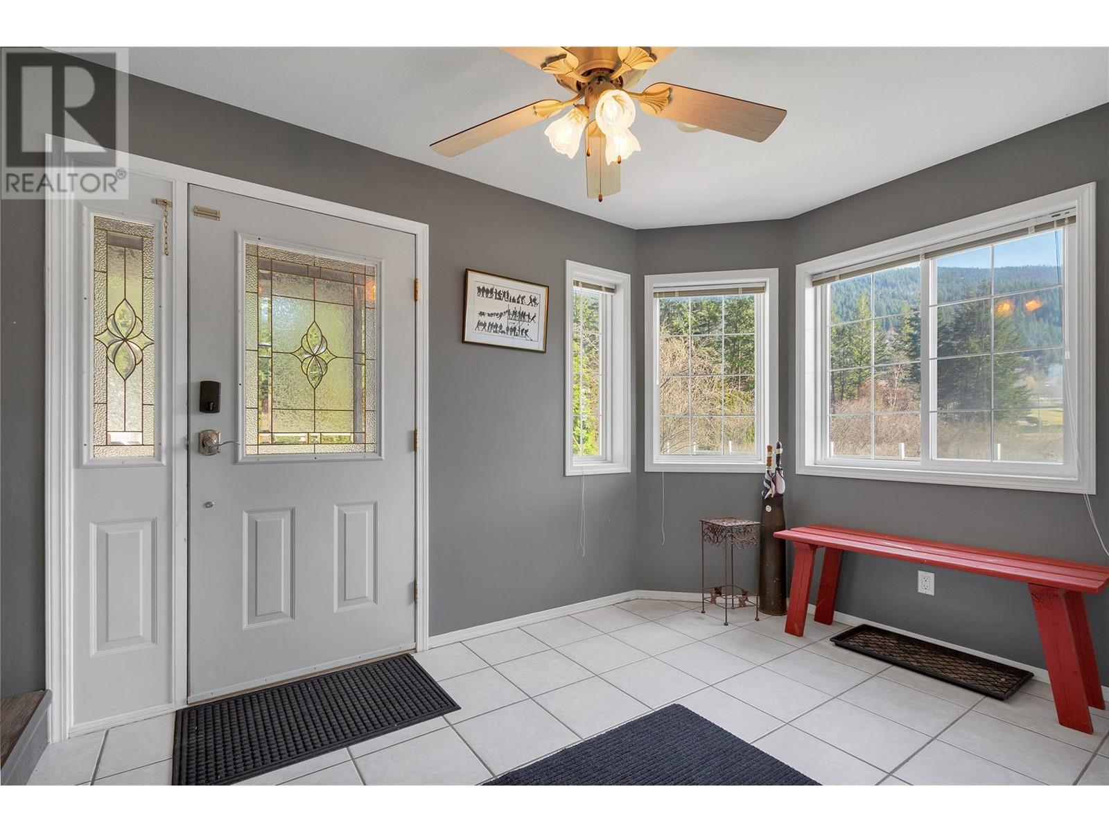 5596 Curlew Road, Vernon, British Columbia  V1B 3J8 - Photo 7 - 10346589