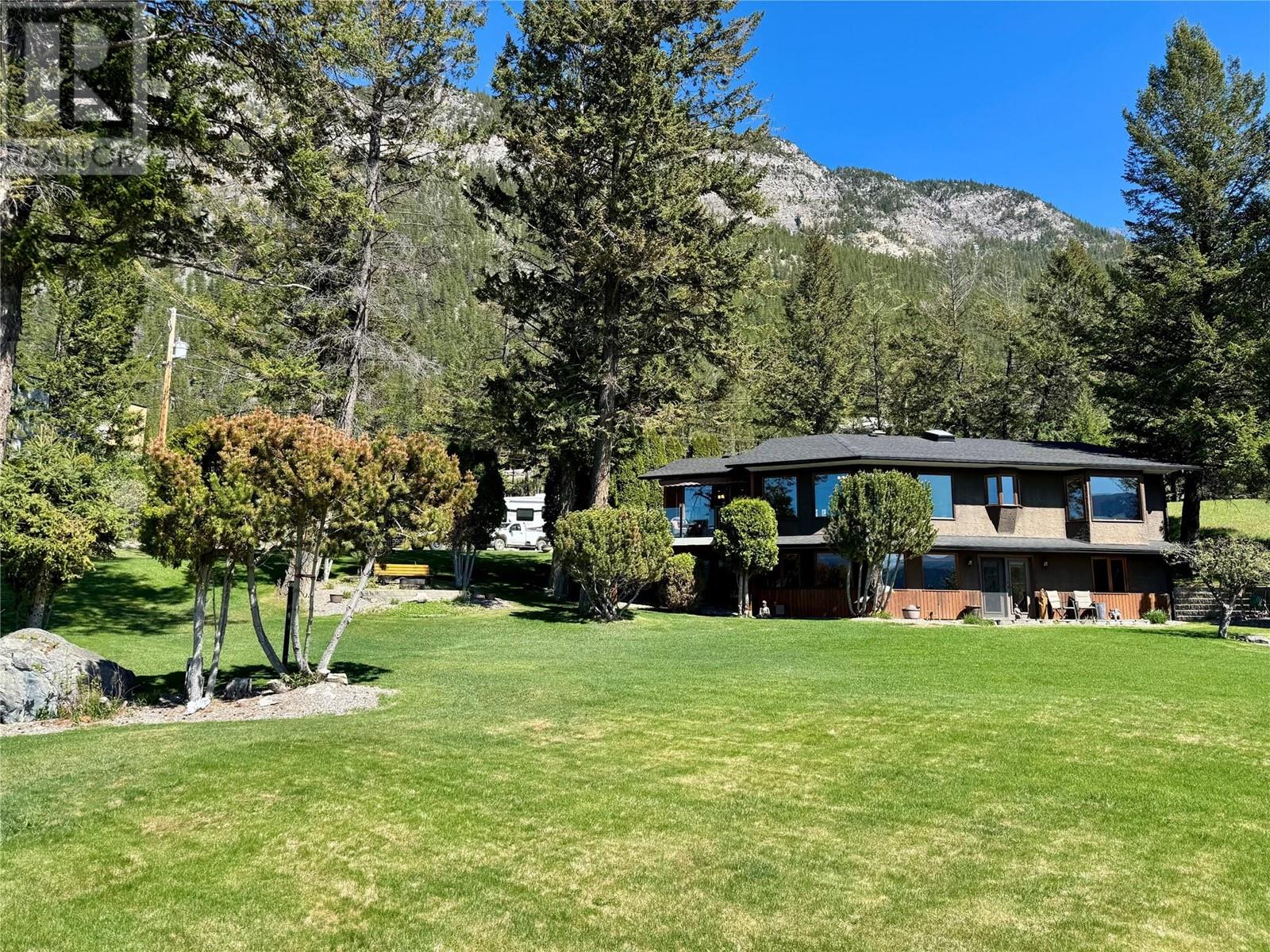 8380 Richardson Crescent, Canal Flats, British Columbia  V0B 1B0 - Photo 2 - 10346587