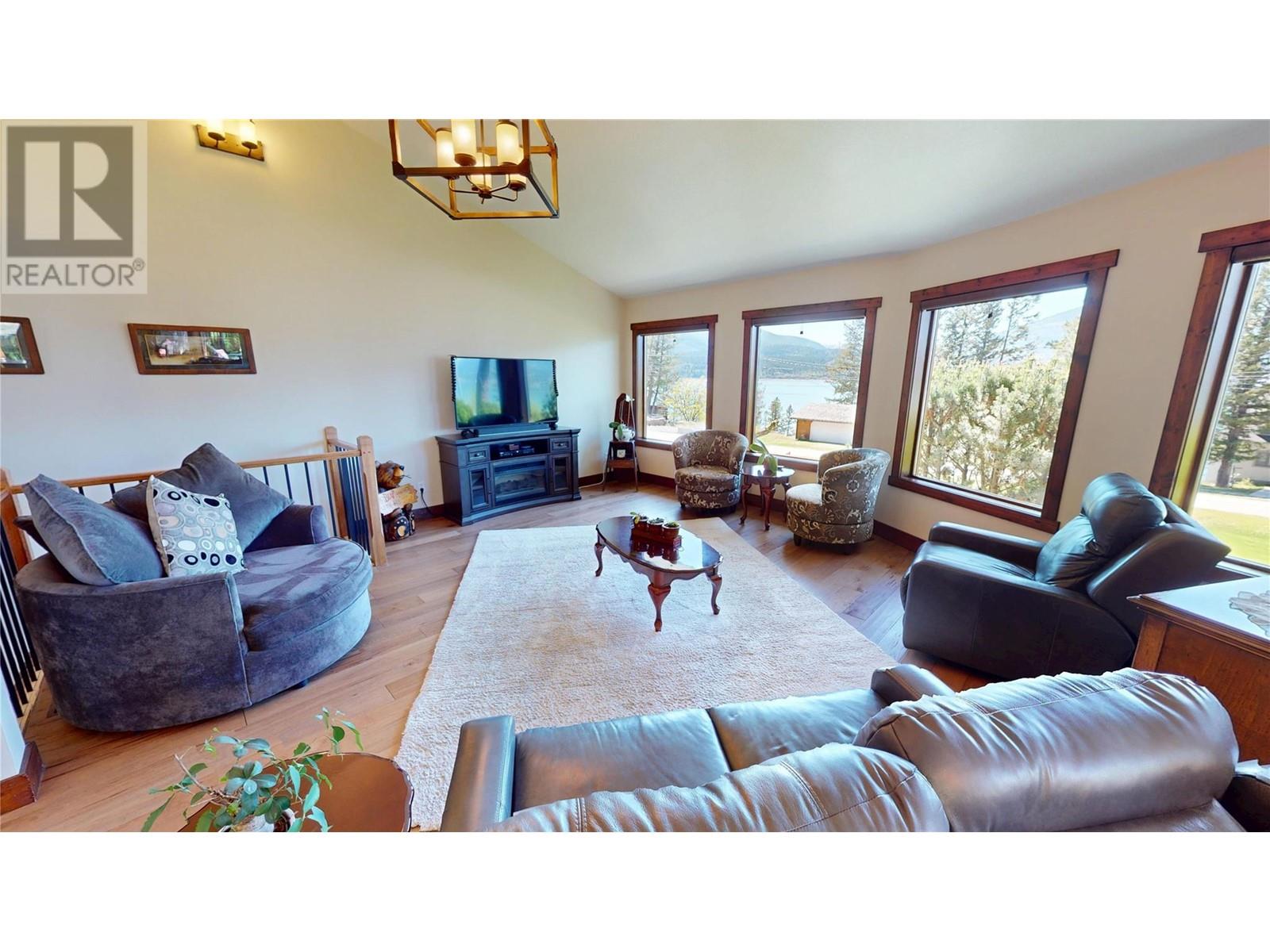 8380 Richardson Crescent, Canal Flats, British Columbia  V0B 1B0 - Photo 9 - 10346587