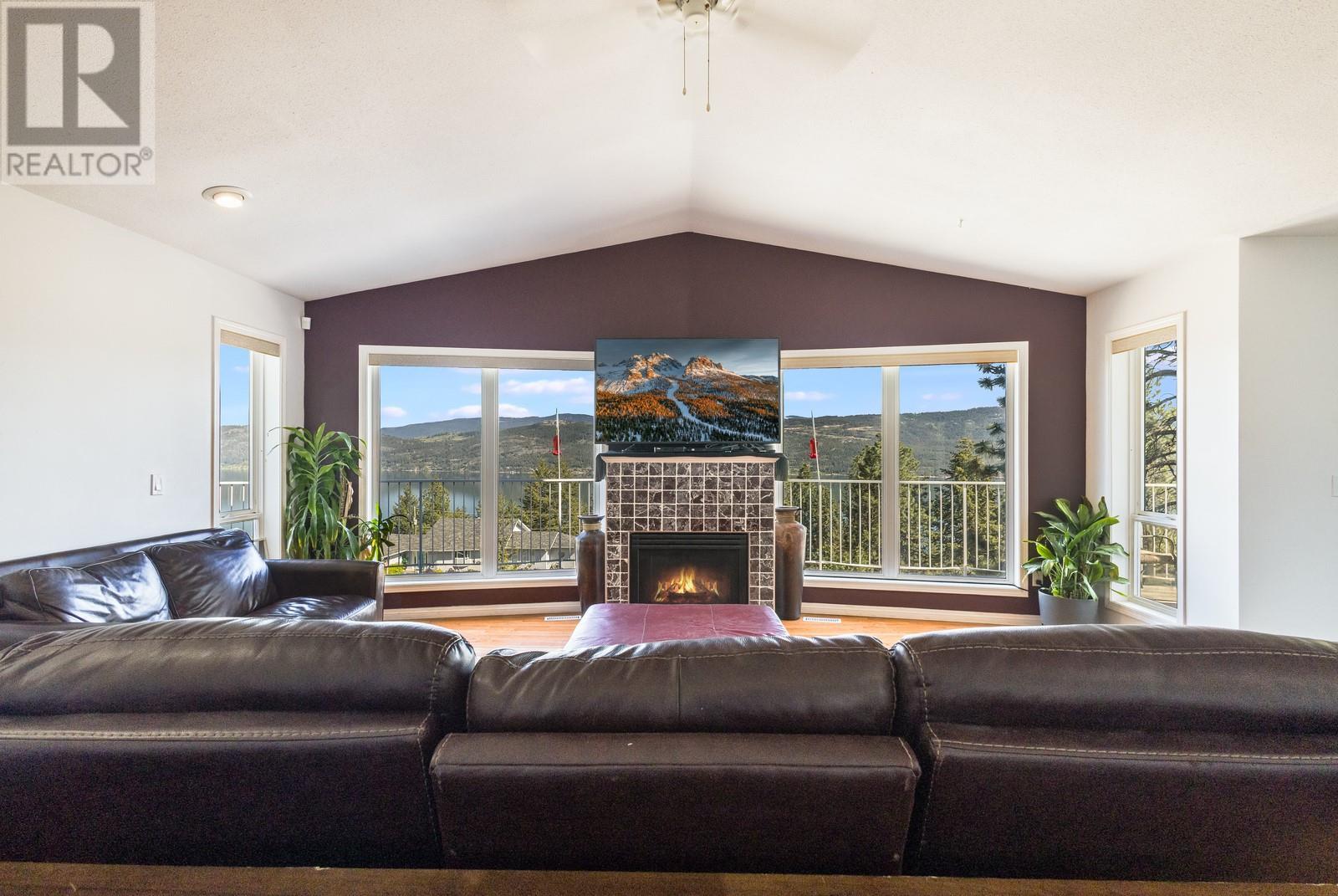 10434 Columbia Way, Vernon, British Columbia  V1H 2B5 - Photo 4 - 10344816
