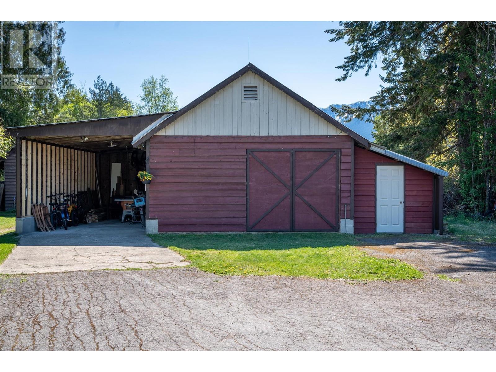 1757 Sunnyside Road, Revelstoke, British Columbia  V0E 2S0 - Photo 5 - 10346806