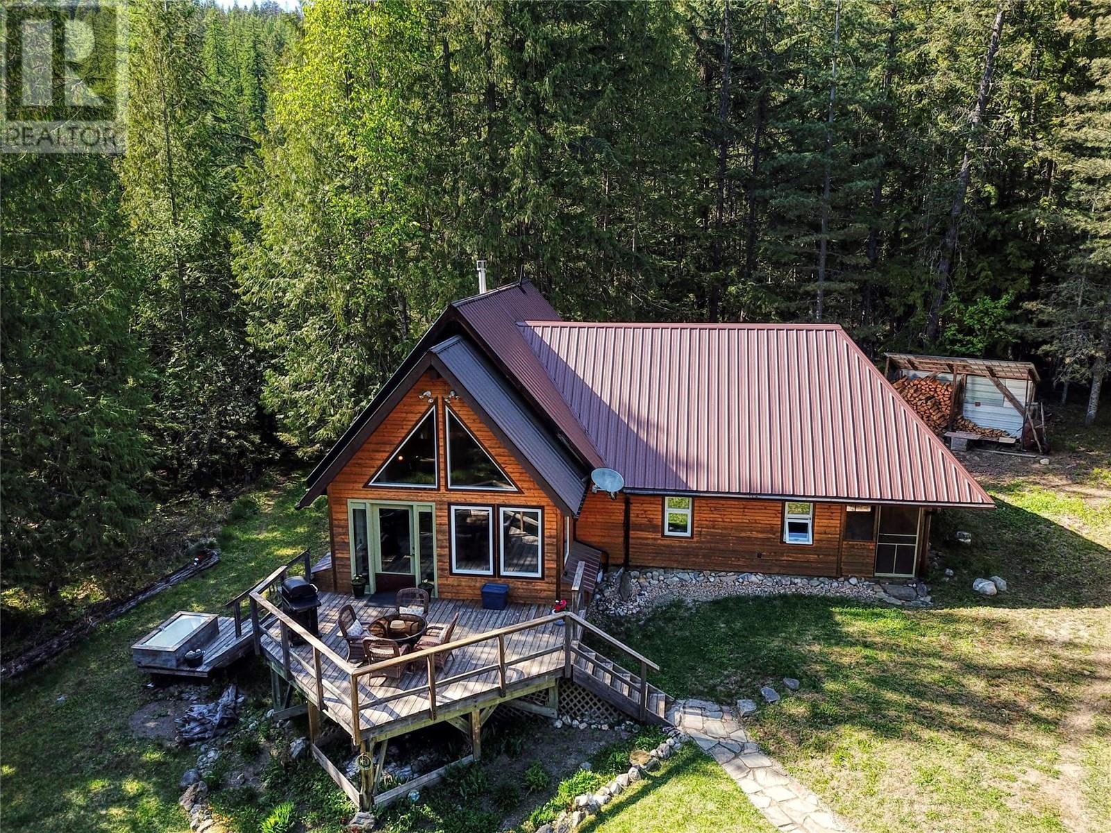 16317 Cedar Road, Crawford Bay, British Columbia  V0B 1E0 - Photo 1 - 10345130