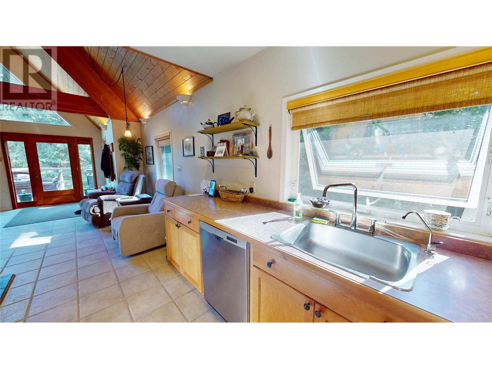 16317 Cedar Road, Crawford Bay, British Columbia  V0B 1E0 - Photo 17 - 10345130
