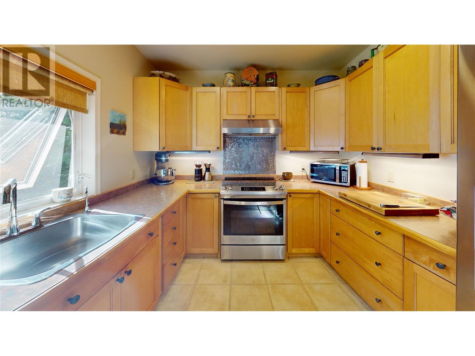 16317 Cedar Road, Crawford Bay, British Columbia  V0B 1E0 - Photo 18 - 10345130