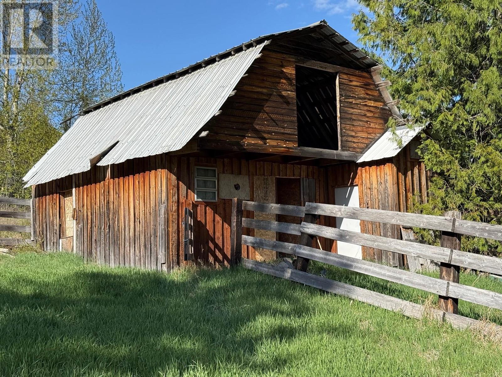 3437 Yellowhead Highway, Vavenby, British Columbia  V0E 3A0 - Photo 2 - 10346614