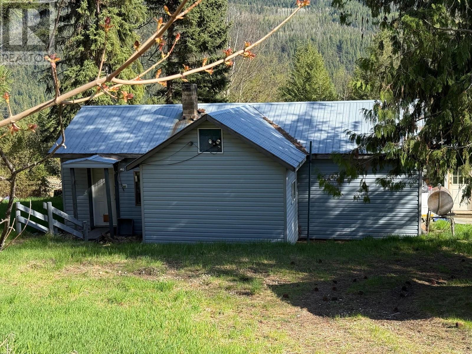 3437 Yellowhead Highway, Vavenby, British Columbia  V0E 3A0 - Photo 3 - 10346614