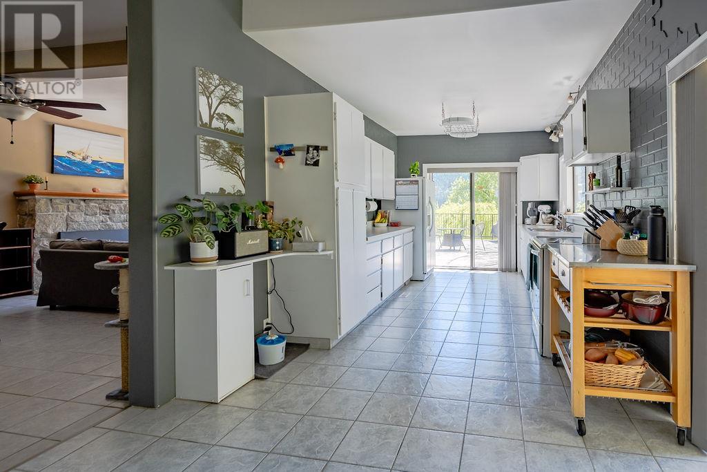 2465 3a Highway, Nelson, British Columbia  V1L 6K7 - Photo 12 - 10346240