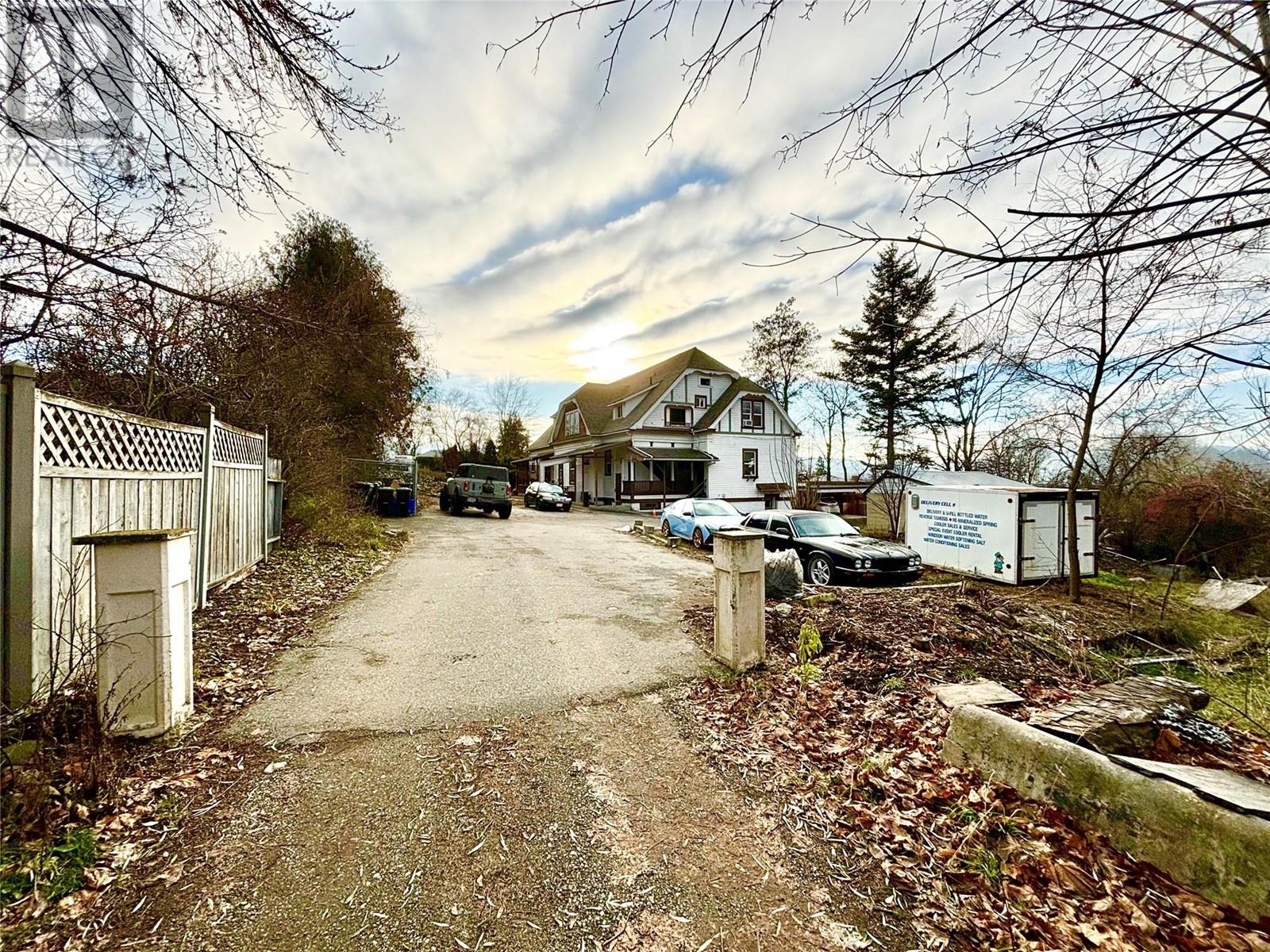 2003 37 Avenue, Vernon, British Columbia  V1T 2W9 - Photo 4 - 10346447
