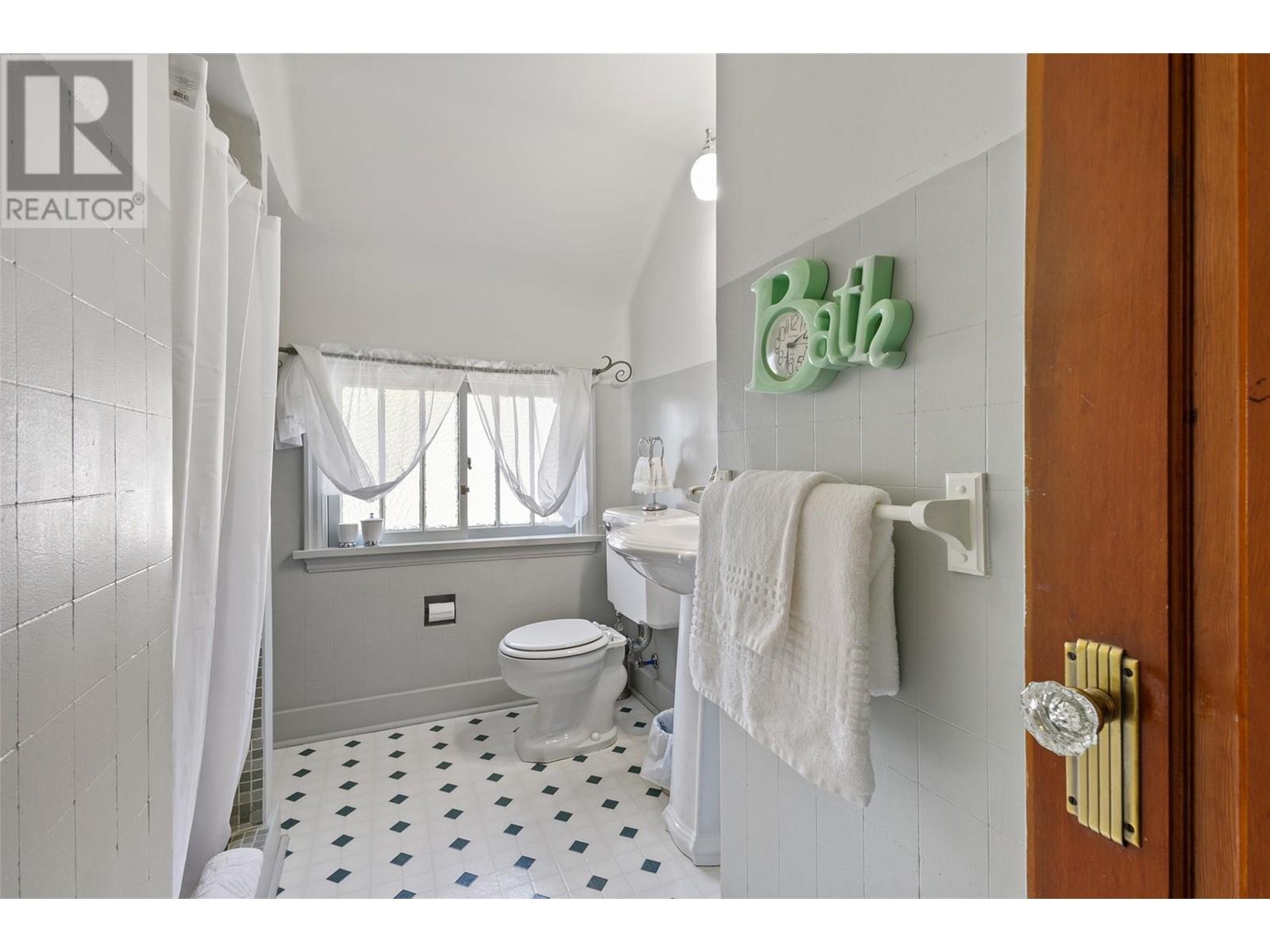 1064 Fairview Road, Penticton, British Columbia  V2A 5Z2 - Photo 31 - 10346650