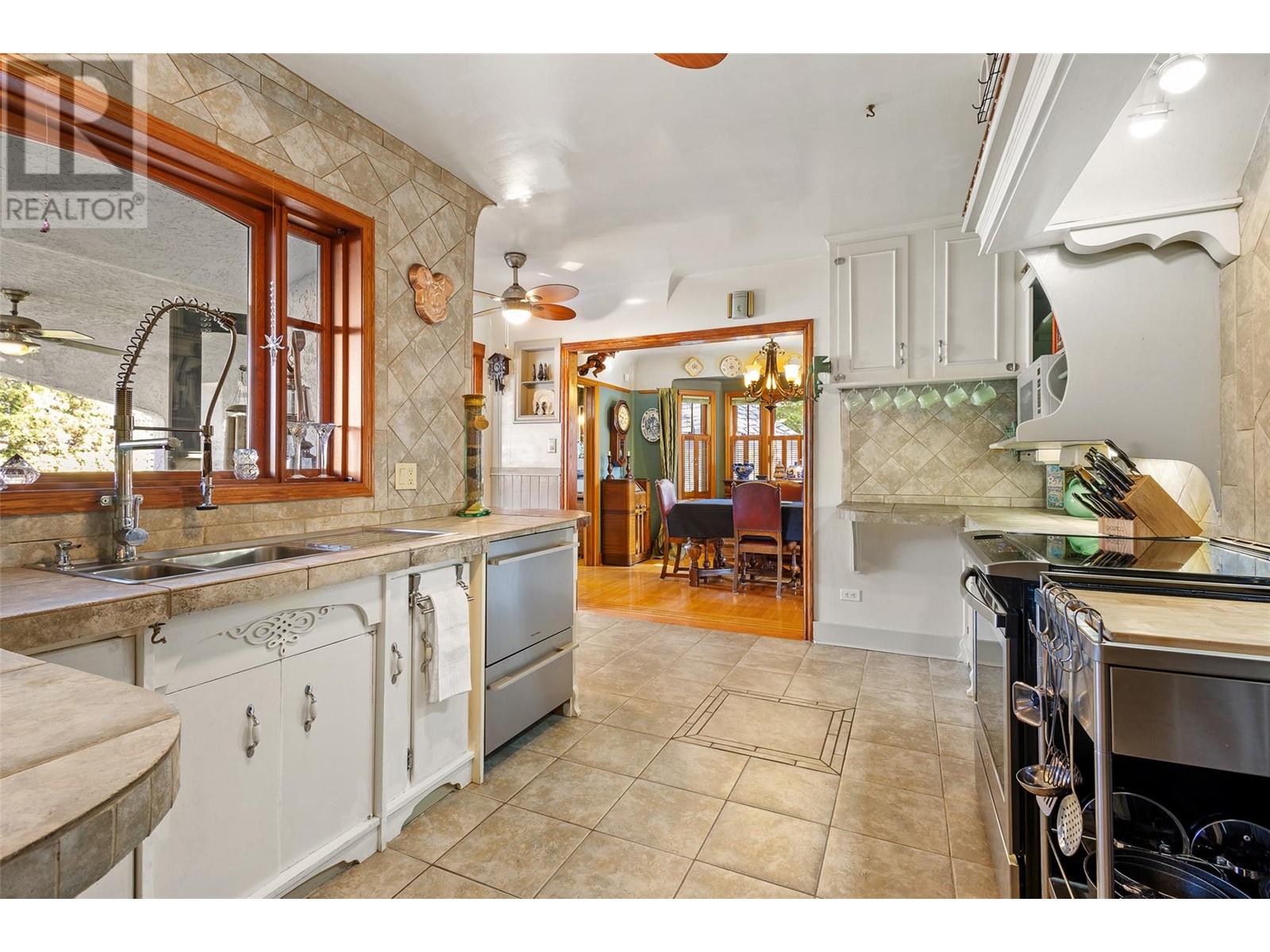 1064 Fairview Road, Penticton, British Columbia  V2A 5Z2 - Photo 8 - 10346650