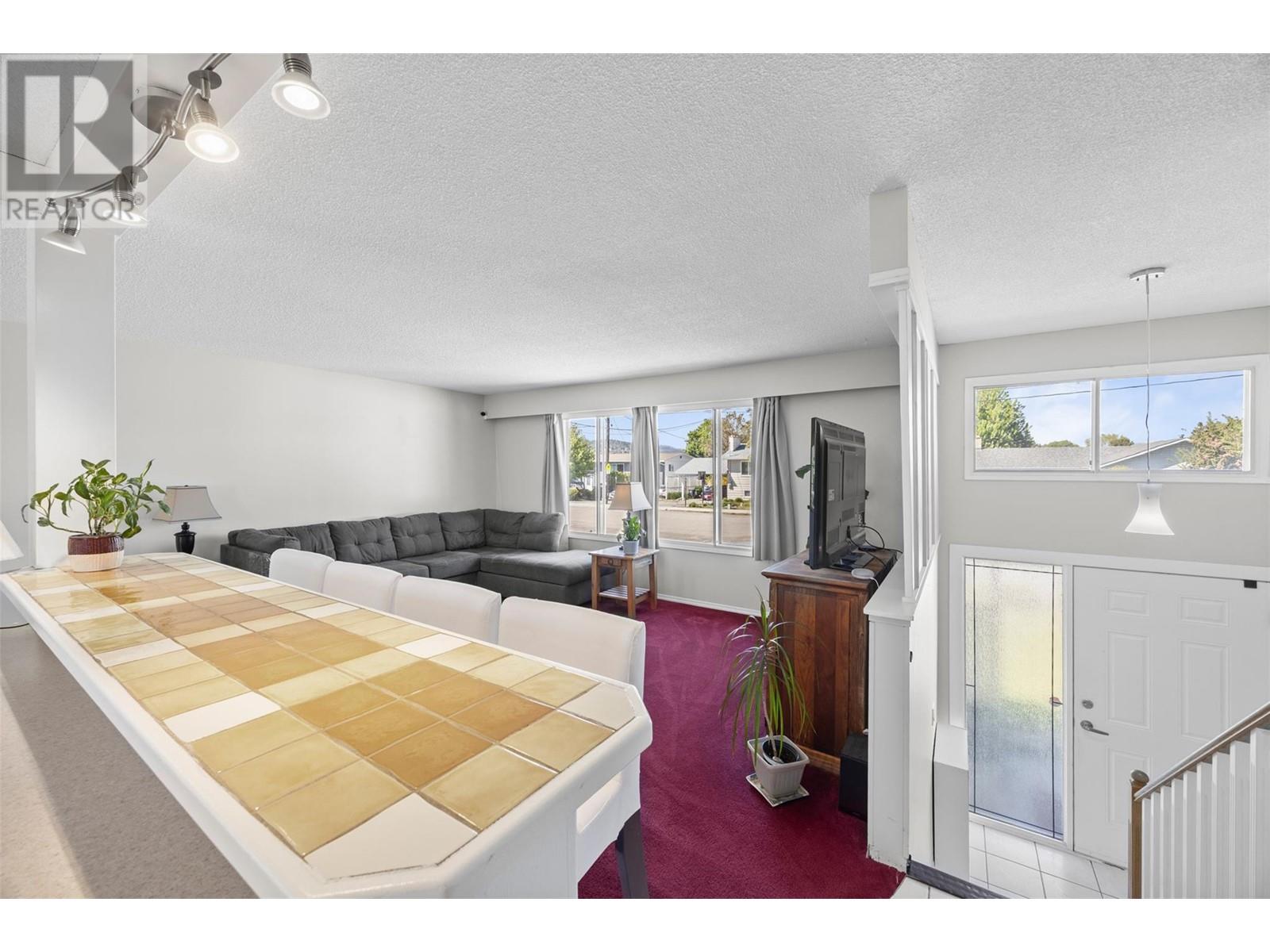 805 Brian Road, Kelowna, British Columbia  V1X 1H5 - Photo 5 - 10346312