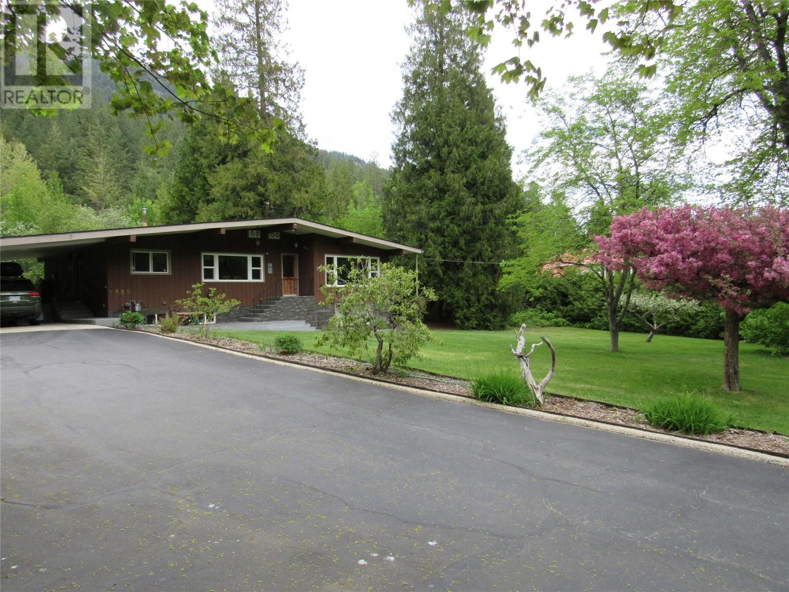 1389 Lookout Road, Castlegar, British Columbia  V1N 4M9 - Photo 2 - 10346880