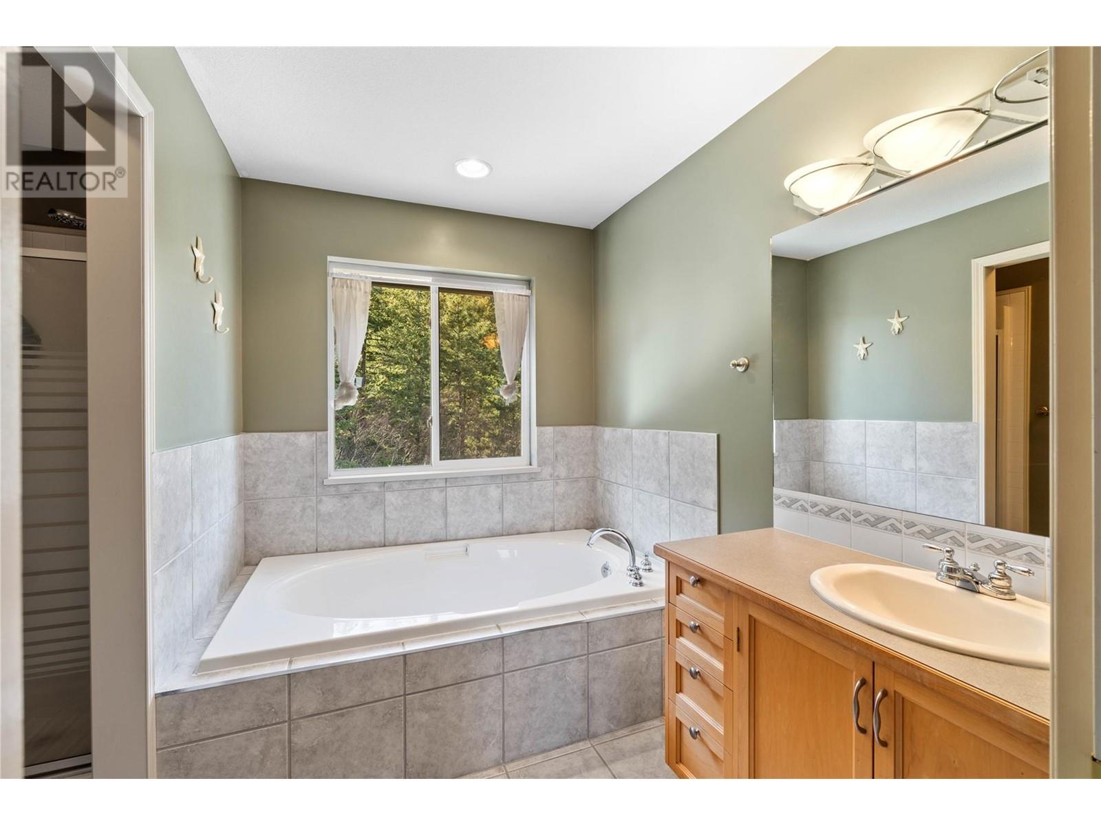 4942 Woodland Court, Kamloops, British Columbia  V2C 6V5 - Photo 12 - 10346999