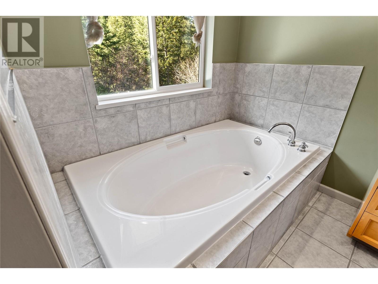 4942 Woodland Court, Kamloops, British Columbia  V2C 6V5 - Photo 14 - 10346999