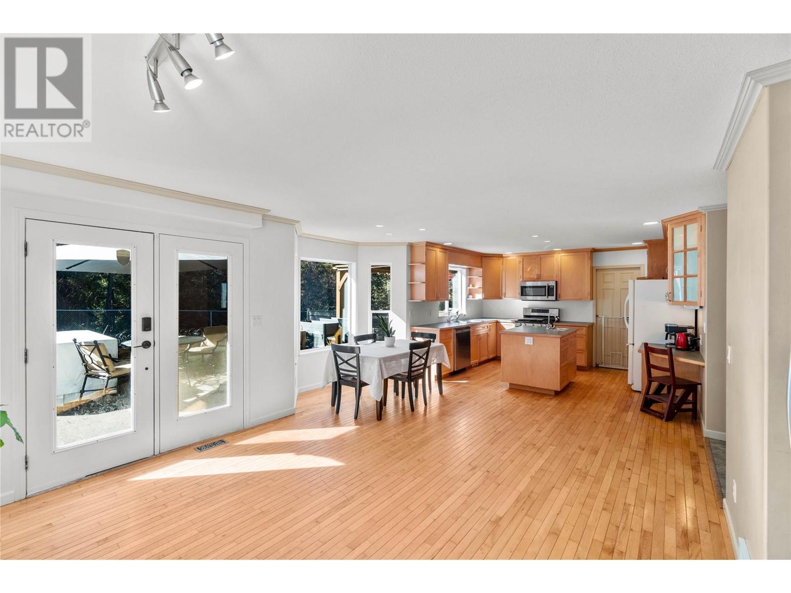4942 Woodland Court, Kamloops, British Columbia  V2C 6V5 - Photo 4 - 10346999
