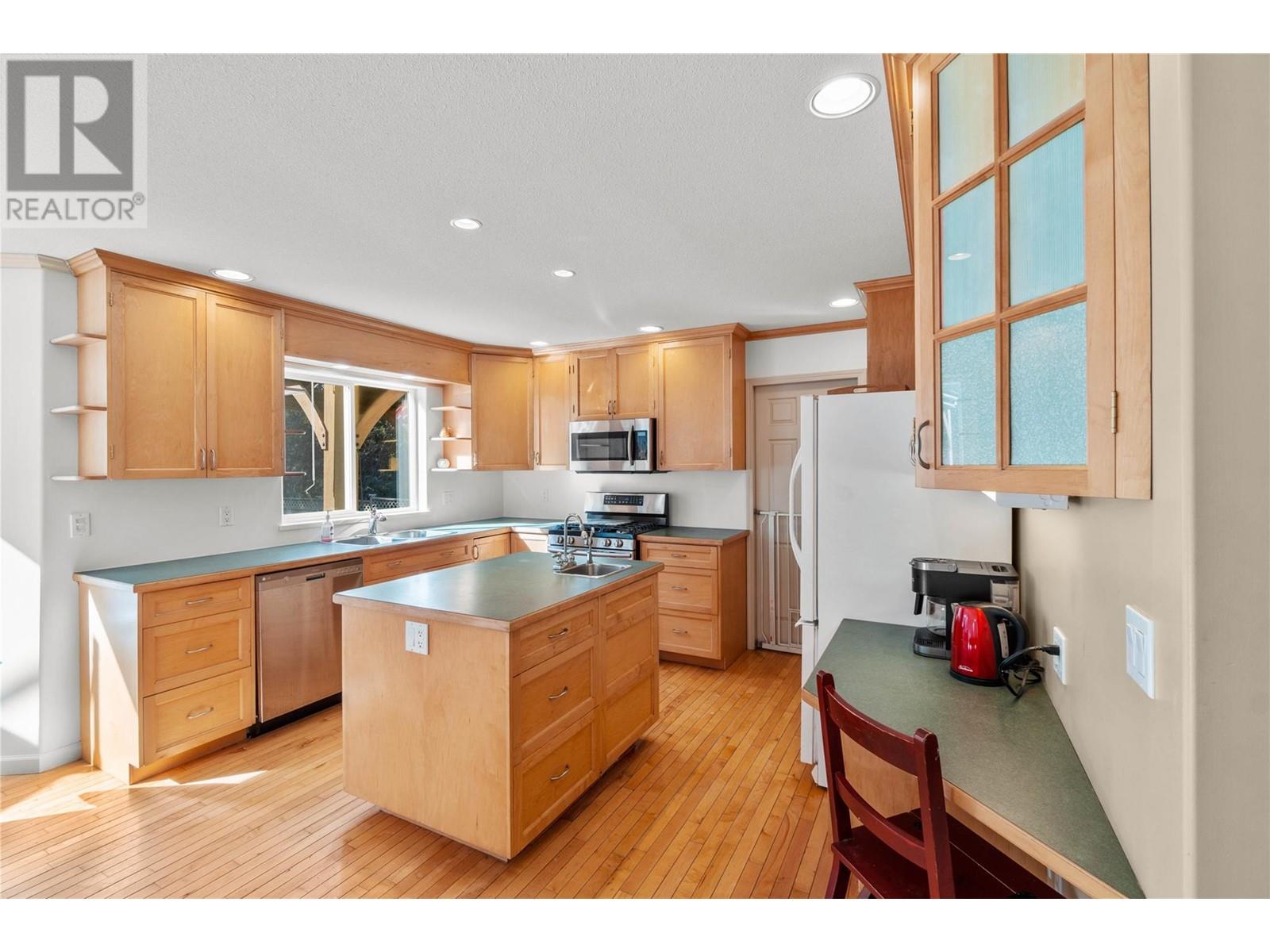 4942 Woodland Court, Kamloops, British Columbia  V2C 6V5 - Photo 6 - 10346999