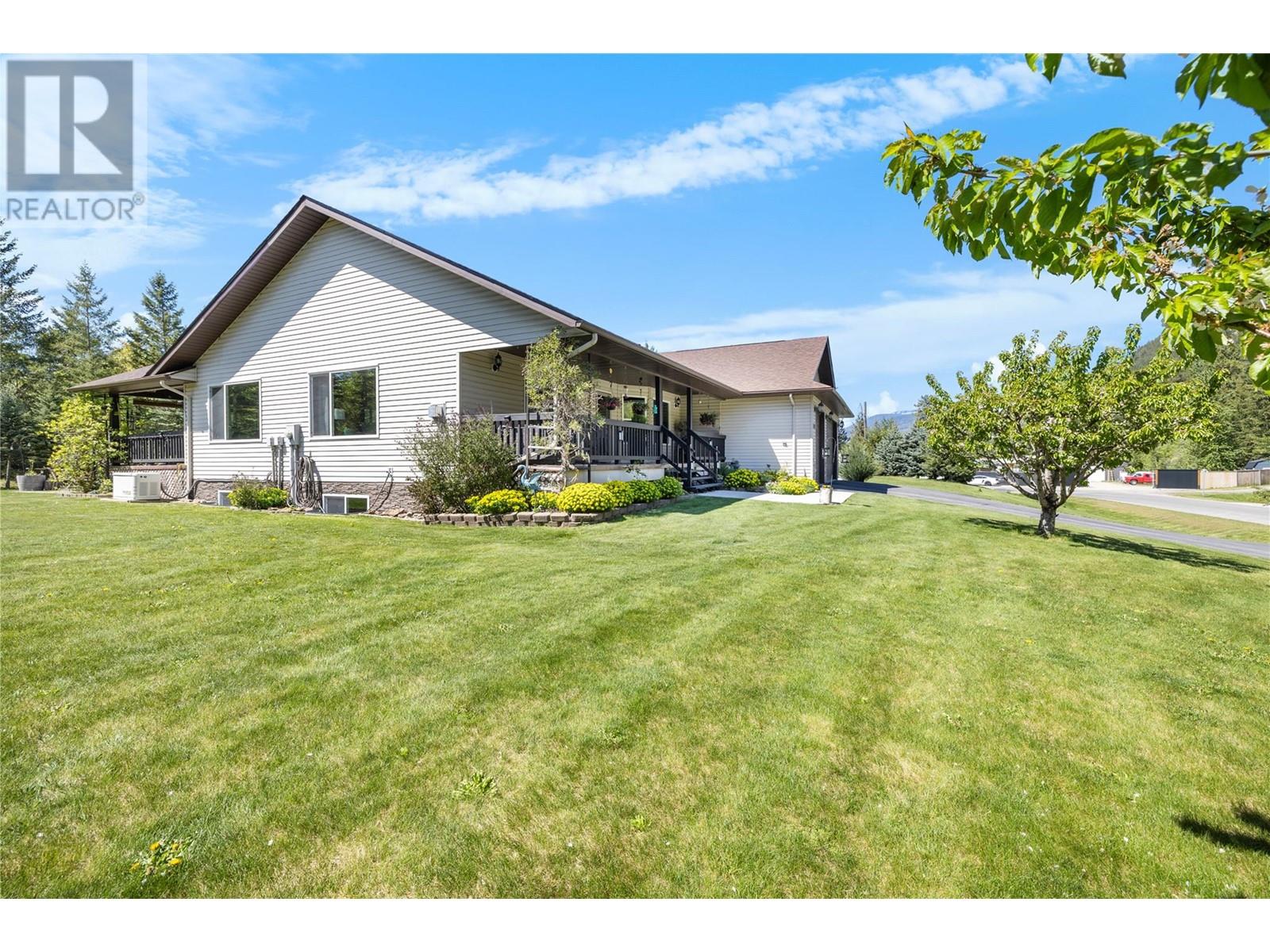 1333 8th Avenue N, Creston, British Columbia  V0B 1G6 - Photo 2 - 10346946
