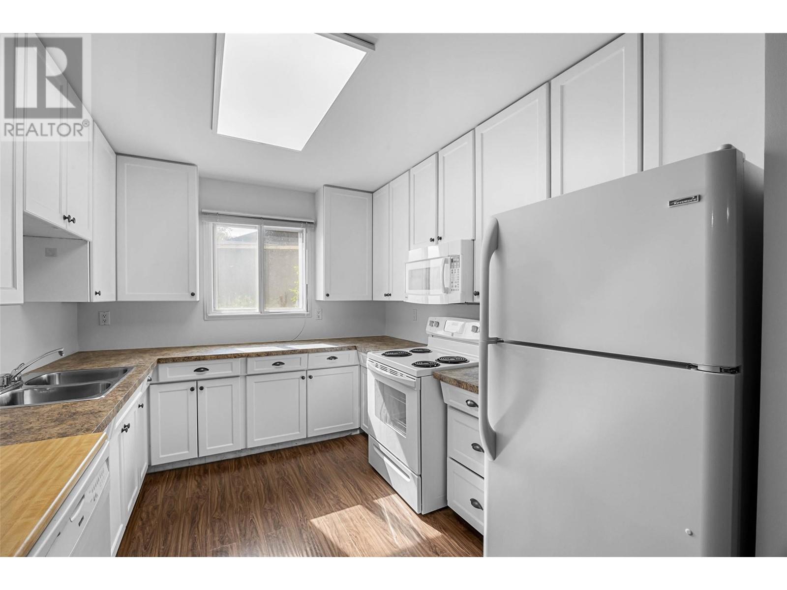 352 Waddington Drive, Kamloops, British Columbia  V2E 1M5 - Photo 4 - 10346913