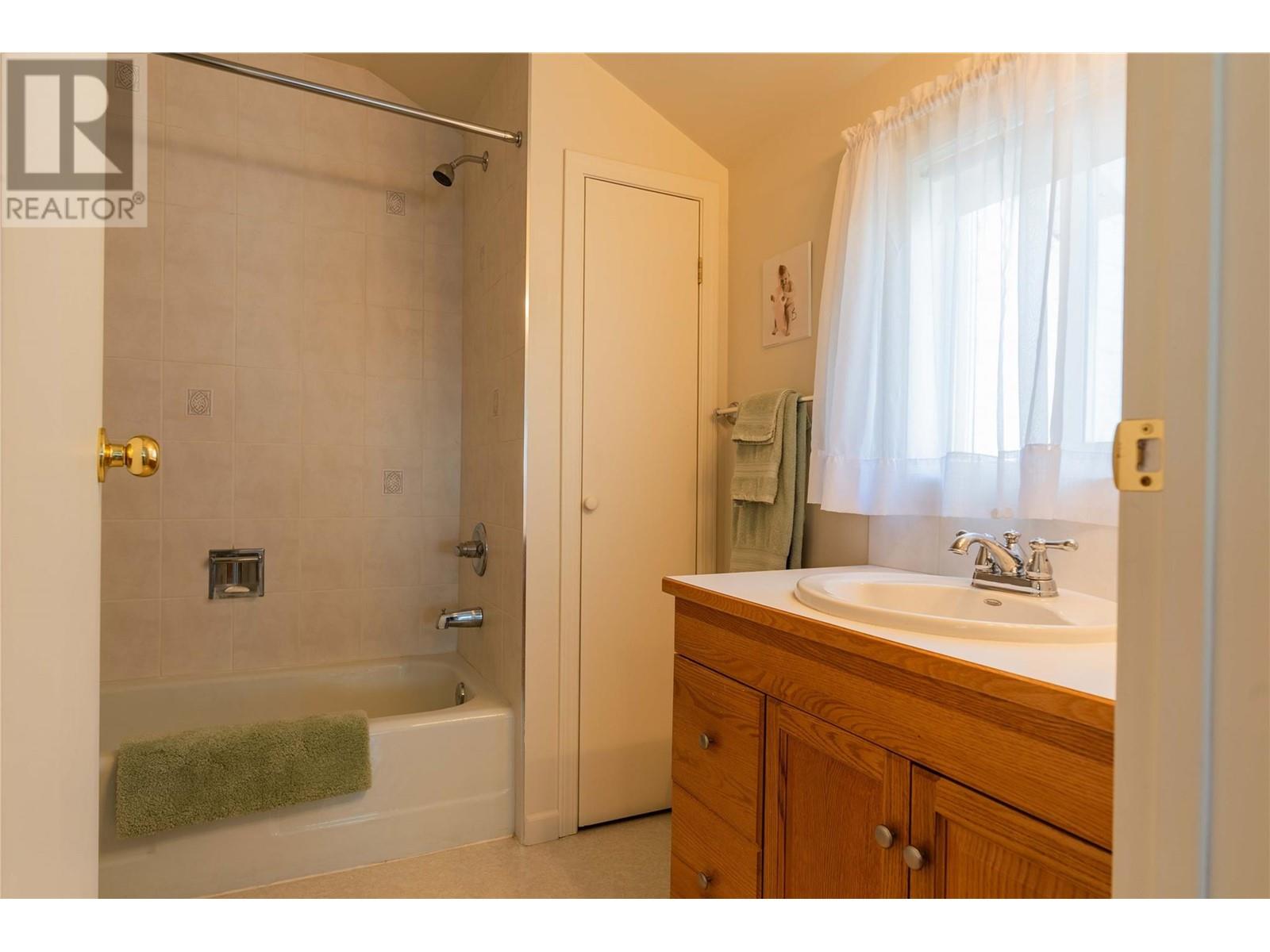 945 Thackeray Street, Warfield, British Columbia  V1R 2C3 - Photo 37 - 10346826
