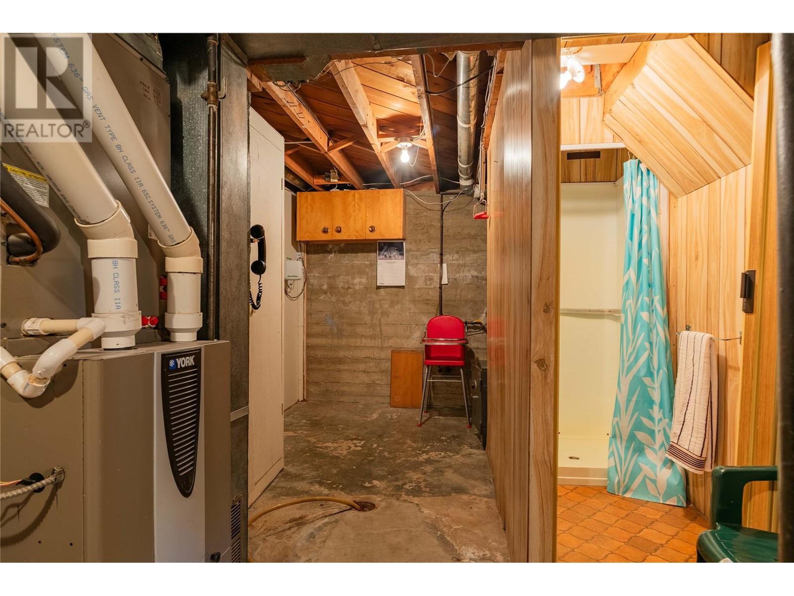 945 Thackeray Street, Warfield, British Columbia  V1R 2C3 - Photo 45 - 10346826