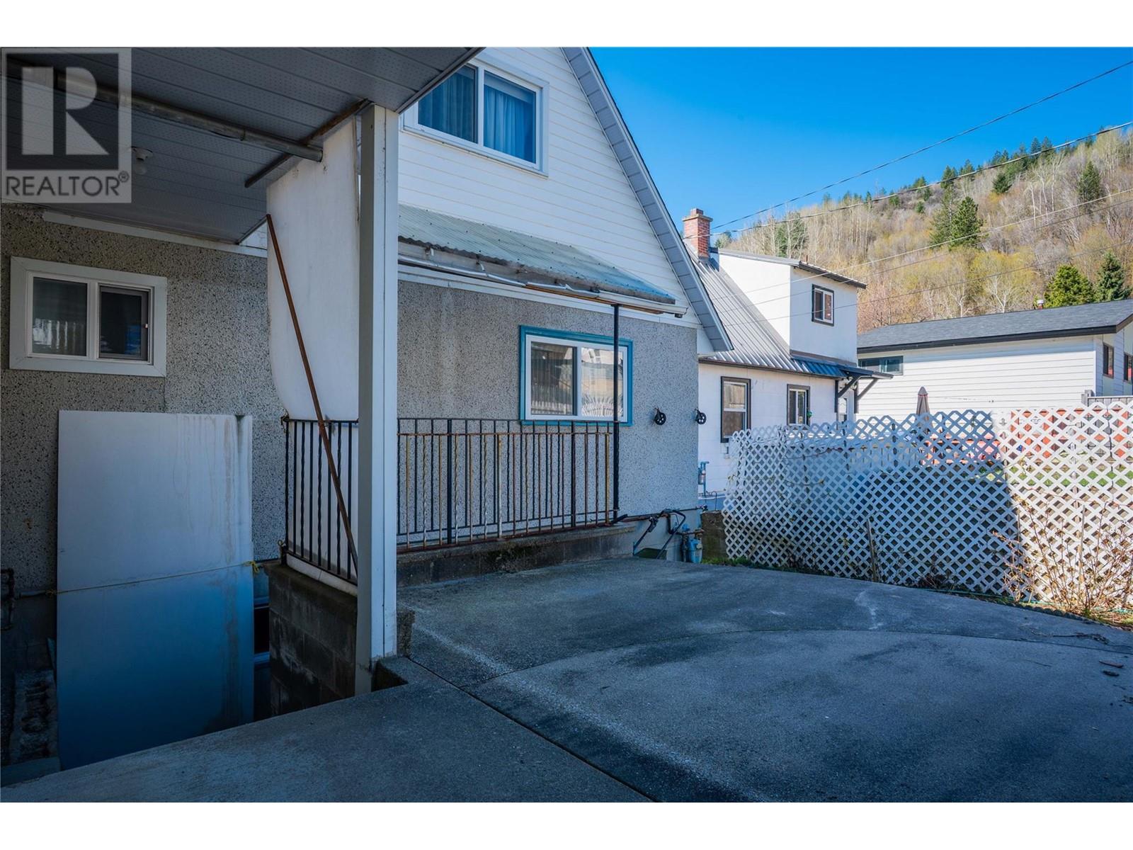 945 Thackeray Street, Warfield, British Columbia  V1R 2C3 - Photo 61 - 10346826