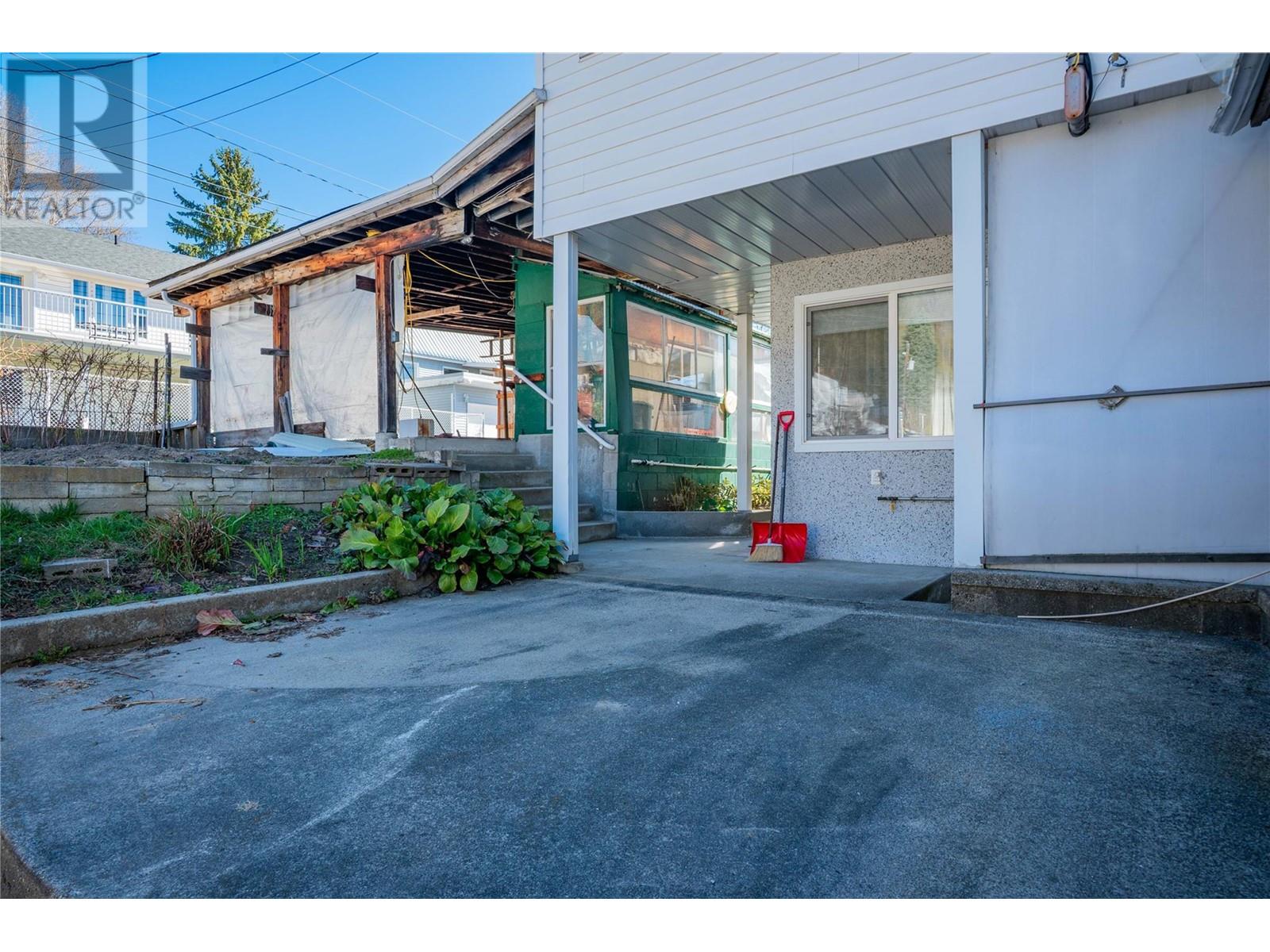 945 Thackeray Street, Warfield, British Columbia  V1R 2C3 - Photo 63 - 10346826