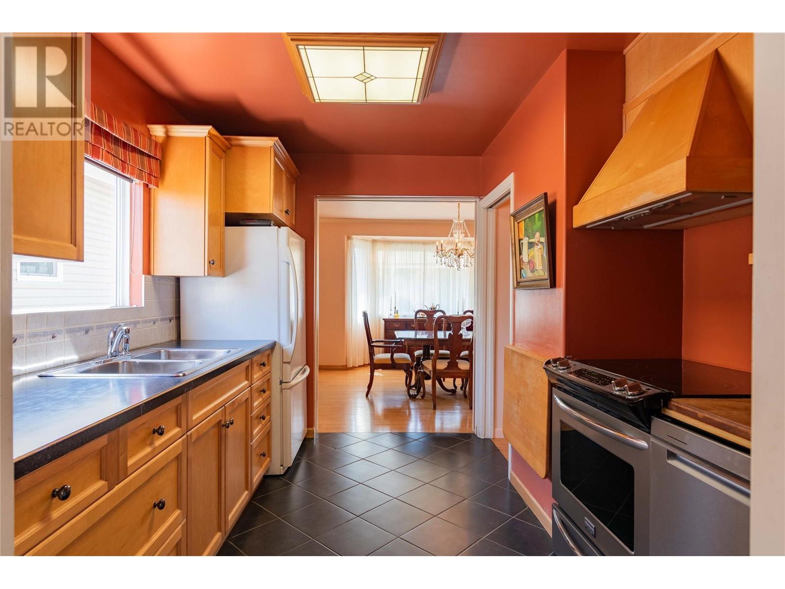 945 Thackeray Street, Warfield, British Columbia  V1R 2C3 - Photo 8 - 10346826
