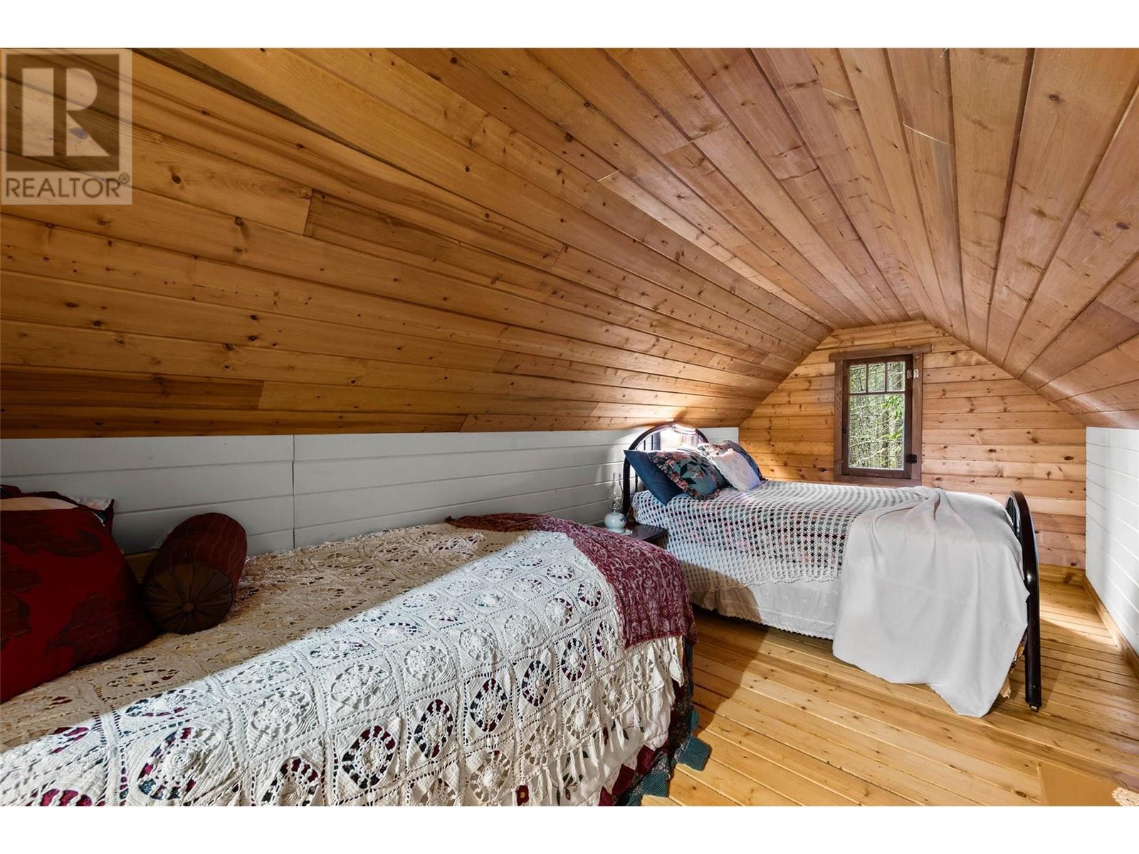 6057 Line 17 Road, Magna Bay, British Columbia  V0E 1M7 - Photo 4 - 10347076