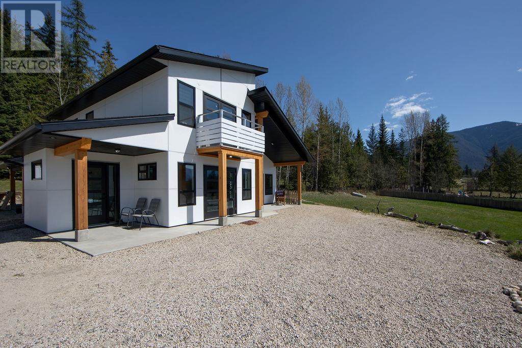 215 Cotswold Road, Nakusp, British Columbia  V0G 1R0 - Photo 1 - 10345750