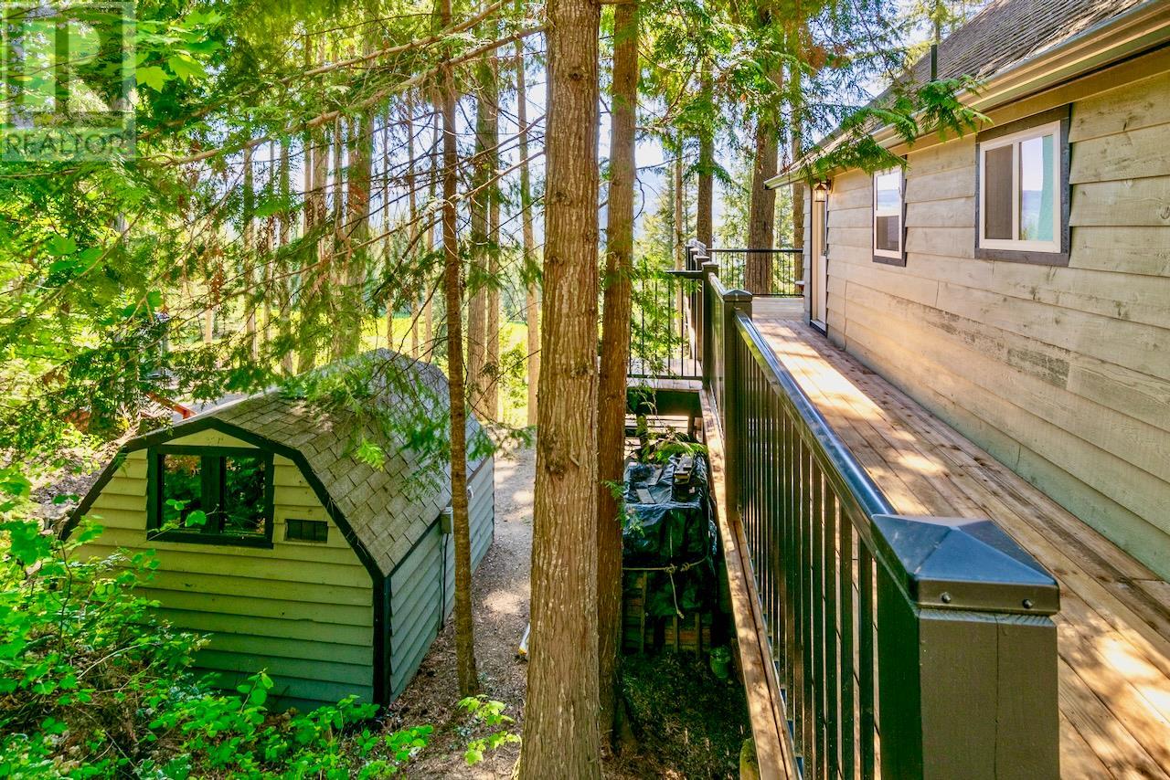 7730 Columbia Drive, Anglemont, British Columbia  V0E 1M8 - Photo 43 - 10344452