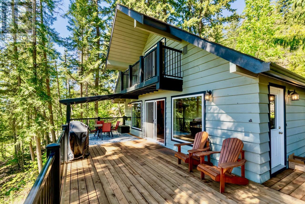 7730 Columbia Drive, Anglemont, British Columbia  V0E 1M8 - Photo 5 - 10344452