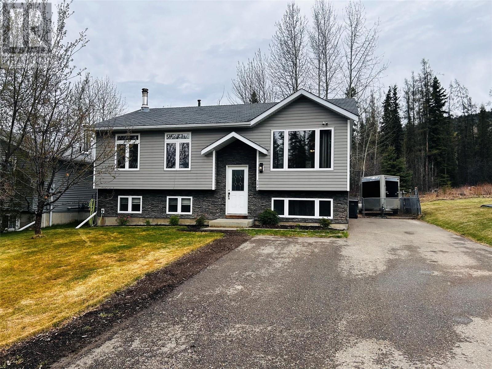 152 Wapiti Crescent, Tumbler Ridge, British Columbia  V0C 2W0 - Photo 2 - 10347011