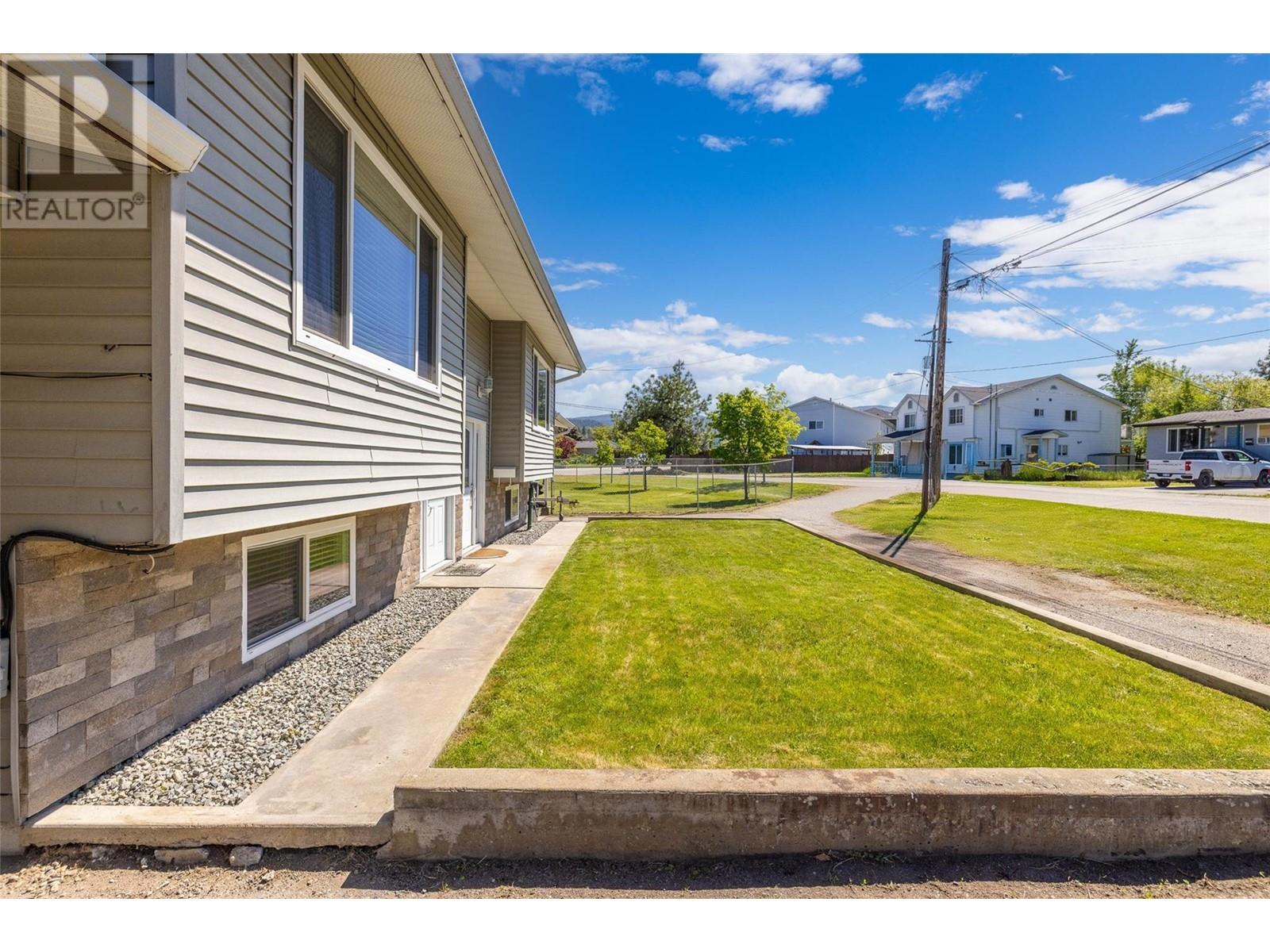 843 Matt Road, Kelowna, British Columbia  V1X 3W2 - Photo 3 - 10346970