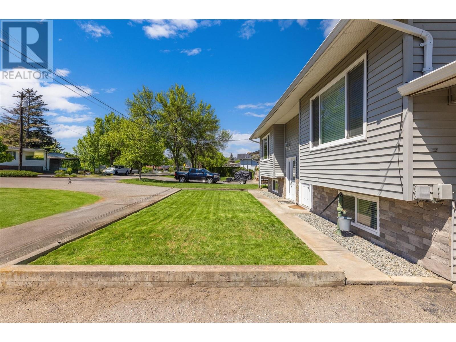 845 Matt Road, Kelowna, British Columbia  V1X 3W2 - Photo 2 - 10346972